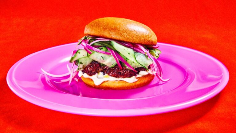 Juicy bison burger with cucumber -rot -Onion -Krautsalataltecept
