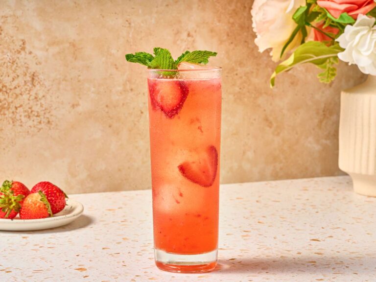 This strawberry -Wodka cocktail is summer in a glass
