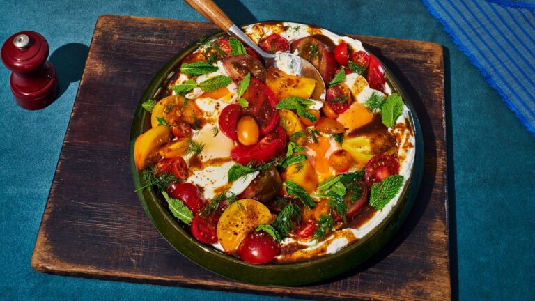 Eggs in Turkish style and tomatoes recipe