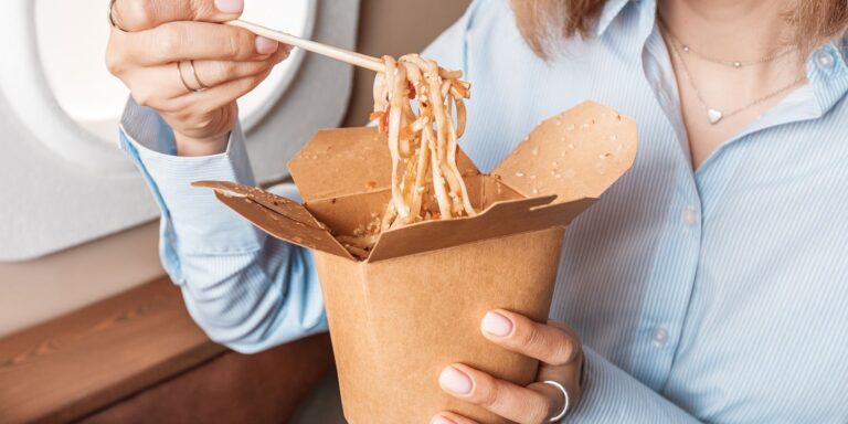 4 foods that, according to the etiquette expert, you should never eat on a plane