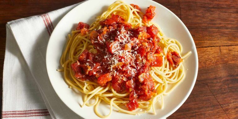 My new favorite noodle sauce was made for the peak tomato season
