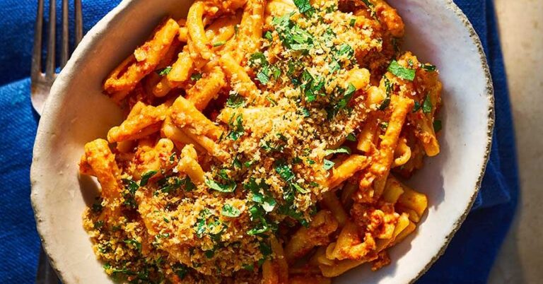Anchovy -red pesto pasta with crispy garlic -bread crumbs
