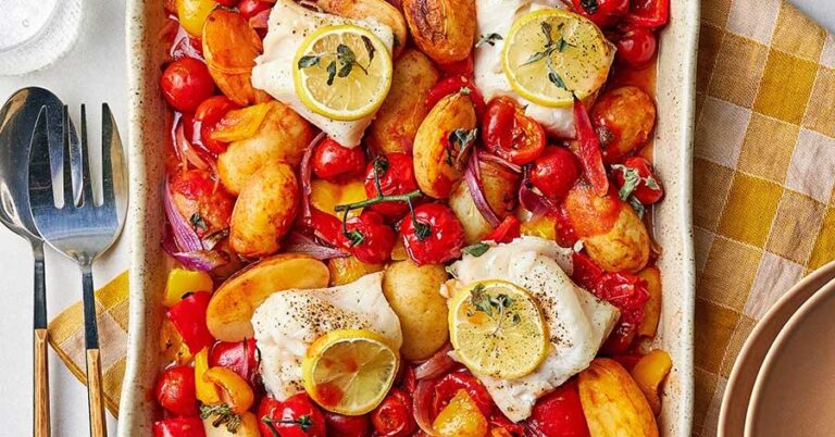 Fish shawl back with red pepper and tomatoes