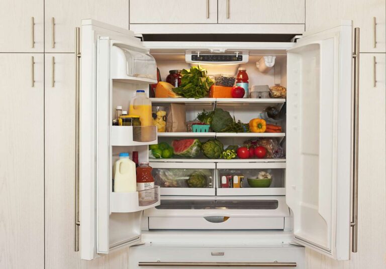 This usual kitchen is surprisingly good in eliminating fridge smells