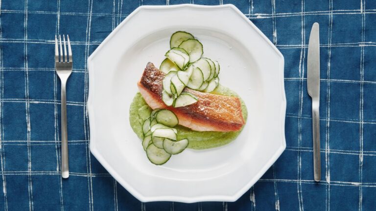 Crispy salmon with avocado -sauce recipe