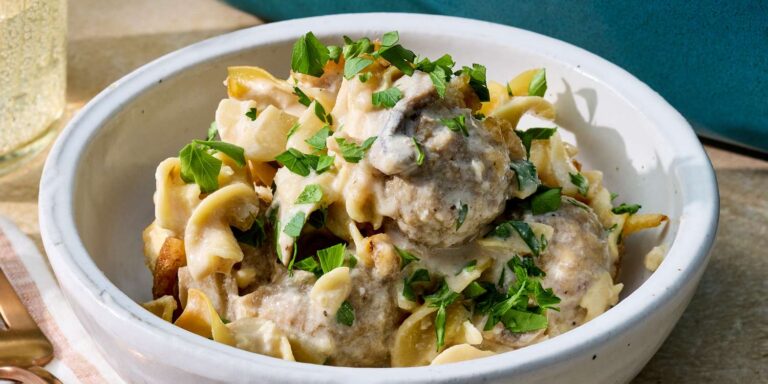 Floor and baking meatballs -recipe for meatballs