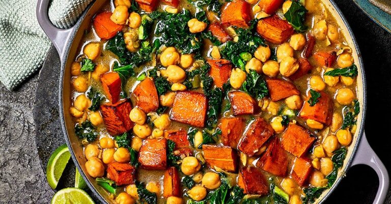 Tamarindkürbis with chickpeas & kale recipe