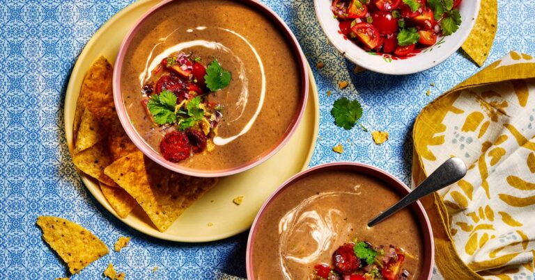 Black bean and aniSuppe with cherry tomatoes & chorizo ​​crisp